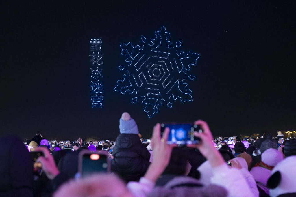 氷祭りを盛り上げるドローンショーのアイキャッチ画像