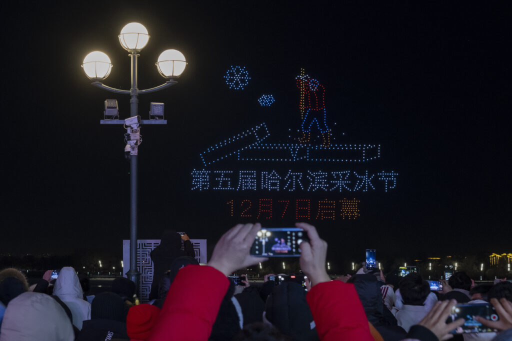 氷祭りを盛り上げるドローンショーの画像