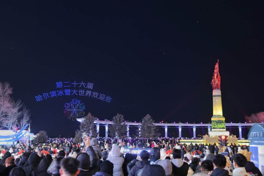 氷祭りを盛り上げるドローンショーの画像